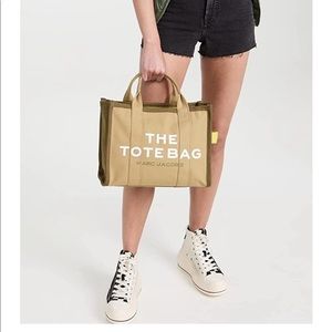 Only used once authentic Mar. Jacob’s tote. Medium sized